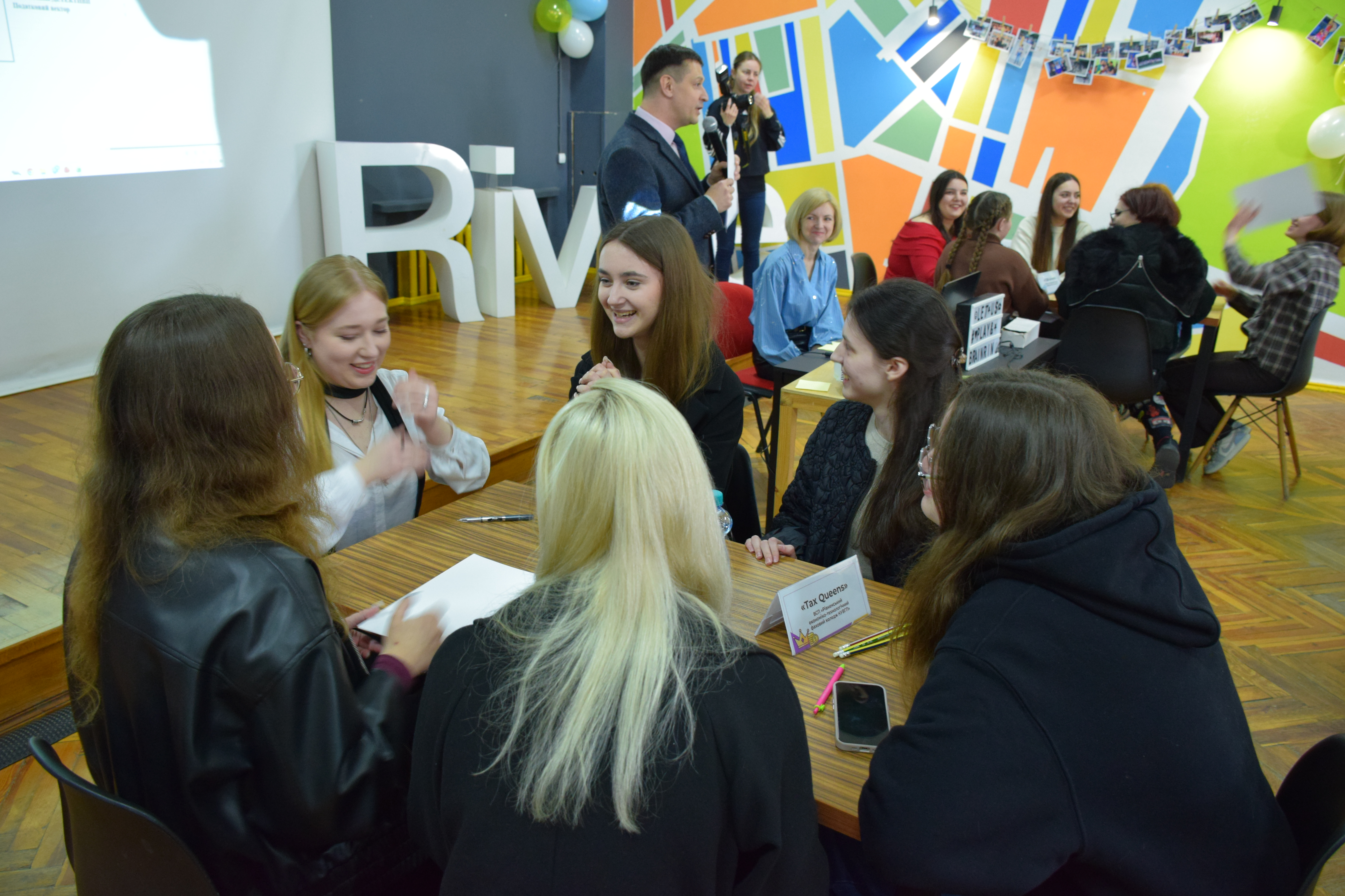 Податки як інтелектуальний виклик: у Рівному відбувся брейн-ринг для молоді. Фото № 5/4