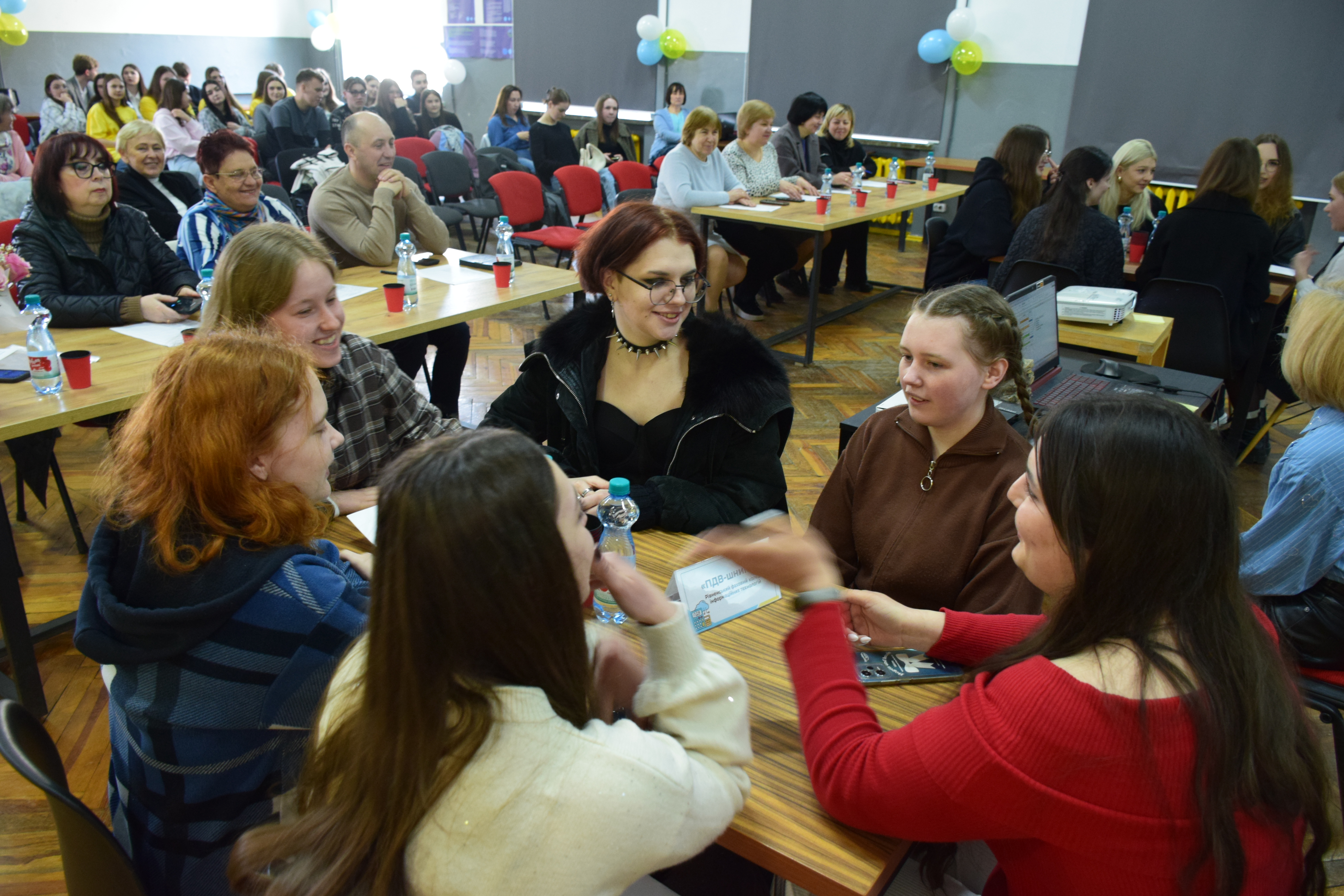 Податки як інтелектуальний виклик: у Рівному відбувся брейн-ринг для молоді. Фото № 12/11