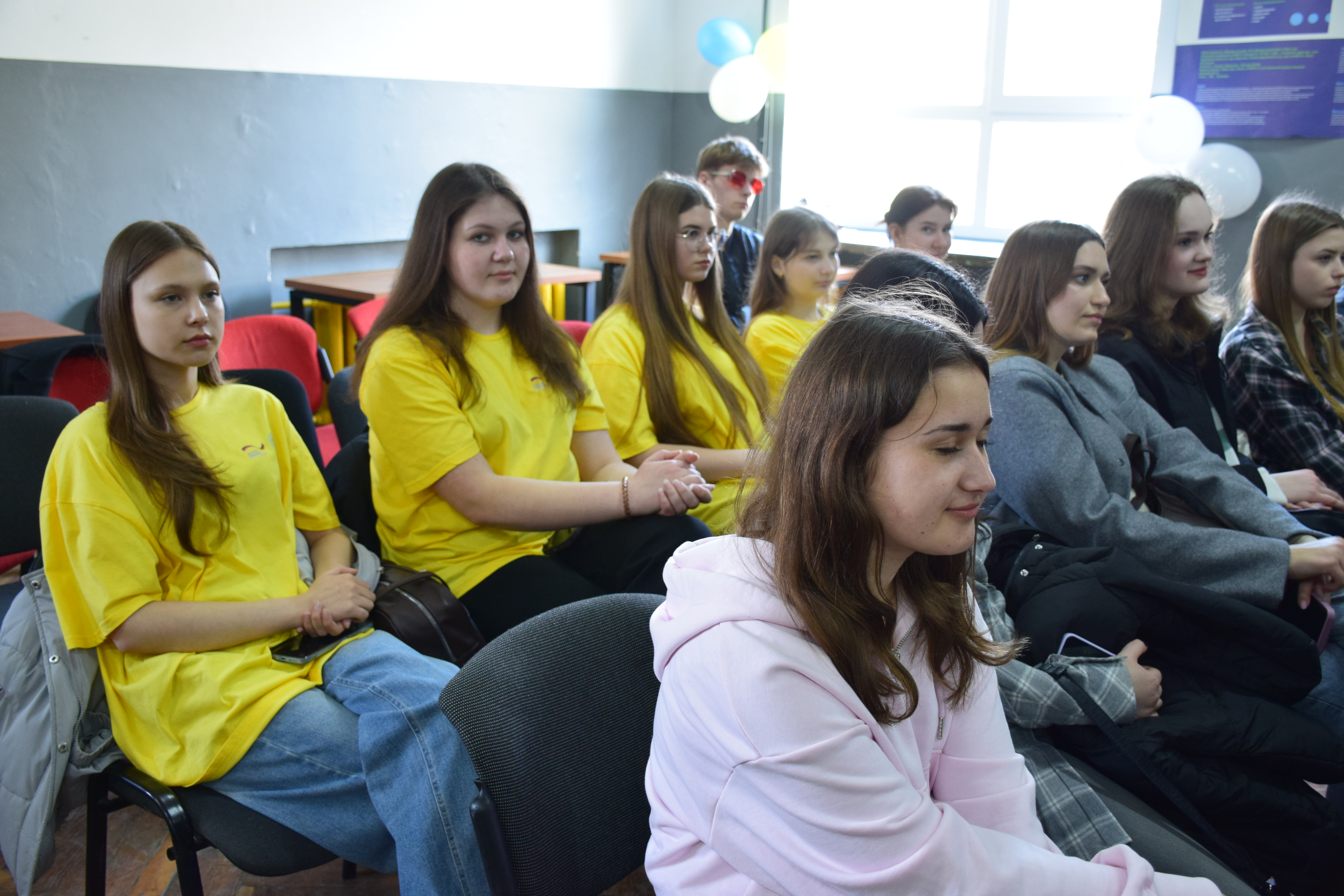 Податки як інтелектуальний виклик: у Рівному відбувся брейн-ринг для молоді. Фото № 16/15