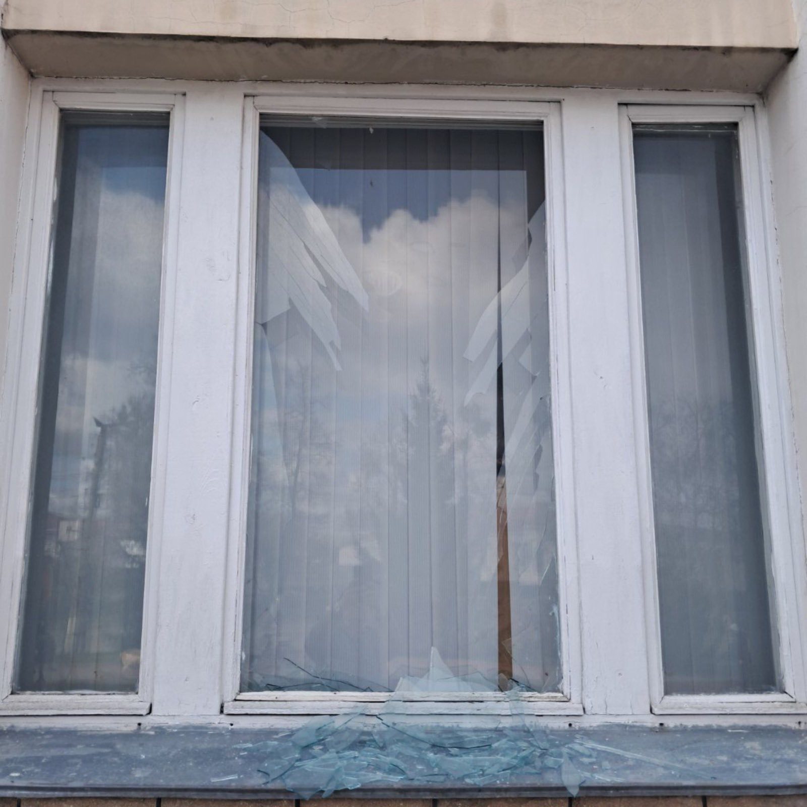 Ворожа атака на Чернігівщину: пошкоджено приміщення податкової інспекції. Фото № 2/1