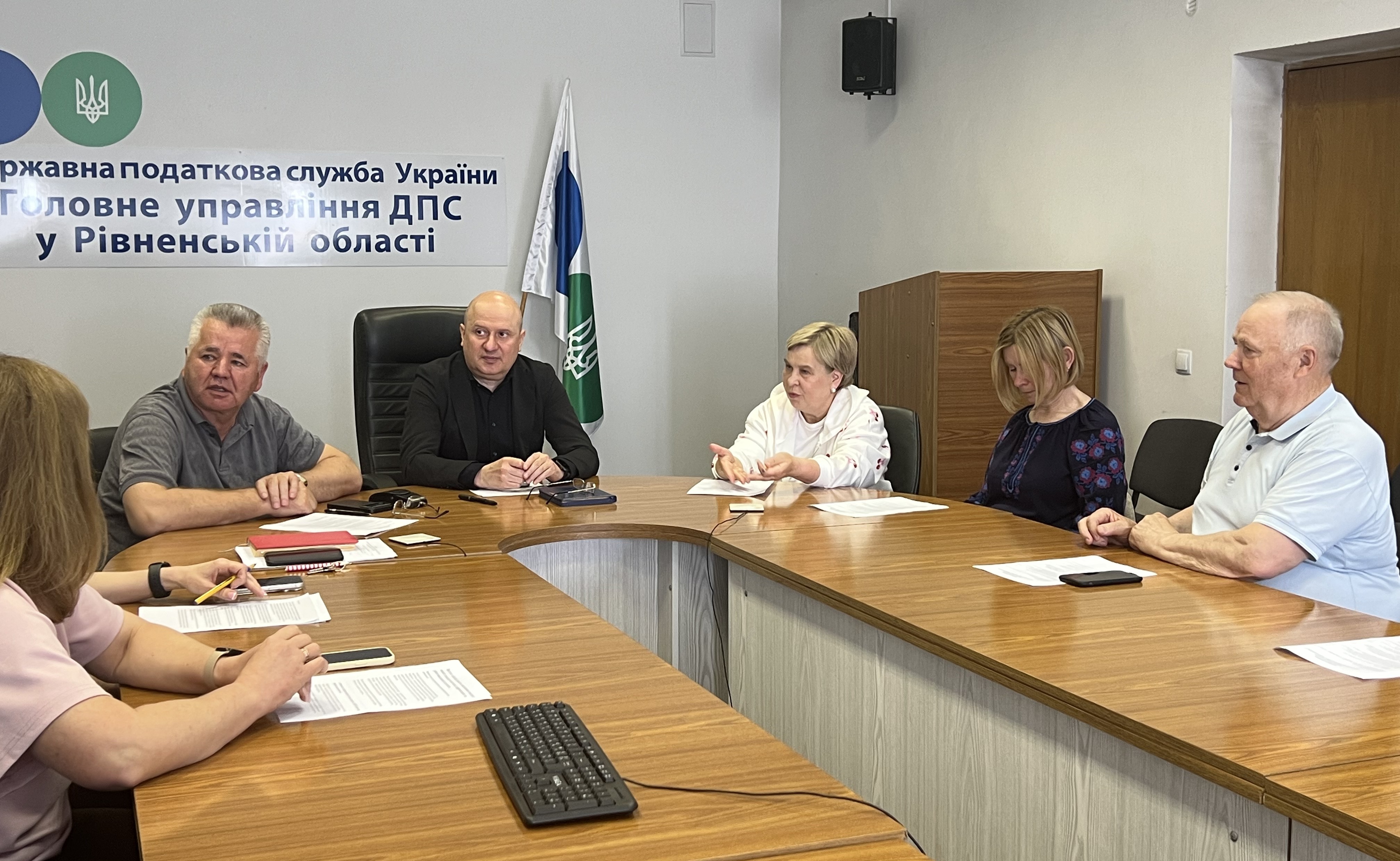 На Рівненщині відбулося засідання Громадської ради при ГУ ДПС: обговорили бюджетні надходження, податкові ризики та безбар’єрність сервісів. Фото № 3/2
