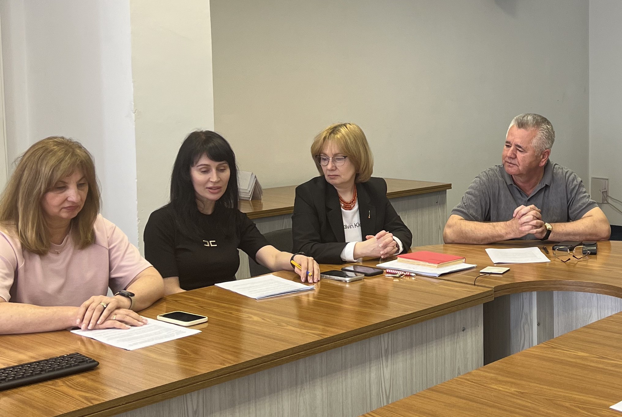 На Рівненщині відбулося засідання Громадської ради при ГУ ДПС: обговорили бюджетні надходження, податкові ризики та безбар’єрність сервісів. Фото № 4/3