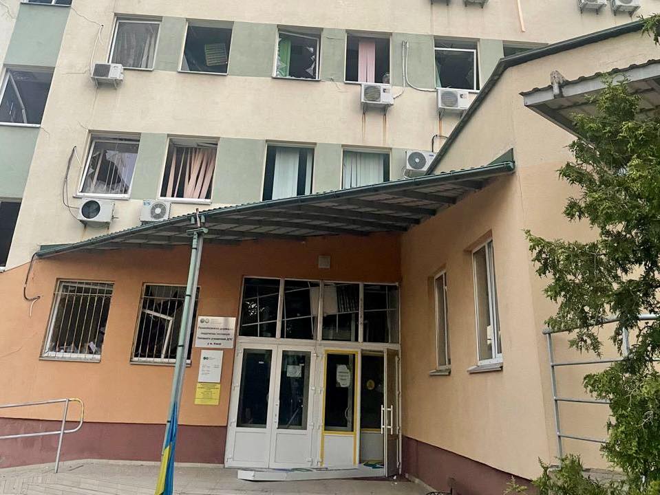 Внаслідок ворожої атаки пошкоджено одну з будівель податкової в Києві. Фото № 1/0