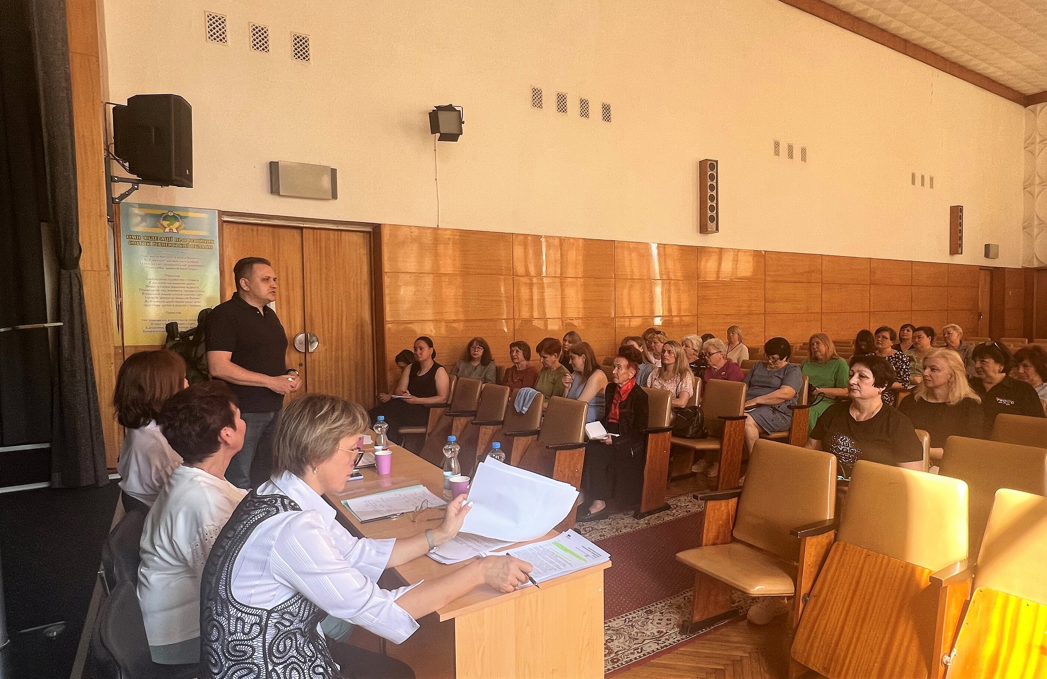 Податківці Рівненщини обговорили з профспілками актуальні питання оподаткування та цифрові сервіси. Фото № 2/1